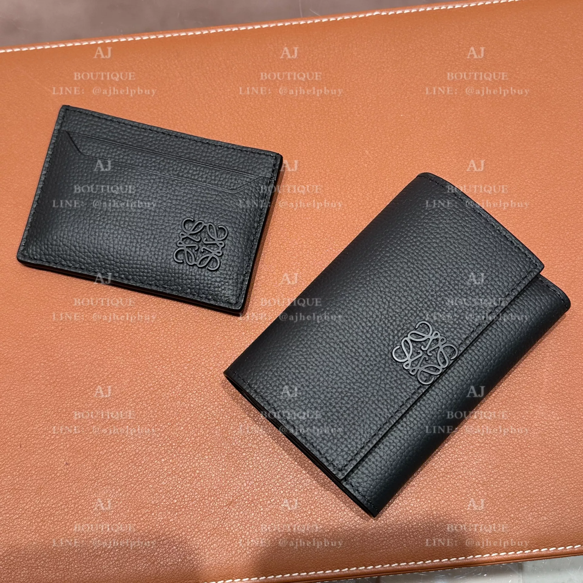 Loewe 新款消光黑雕花皮夾 代購主圖