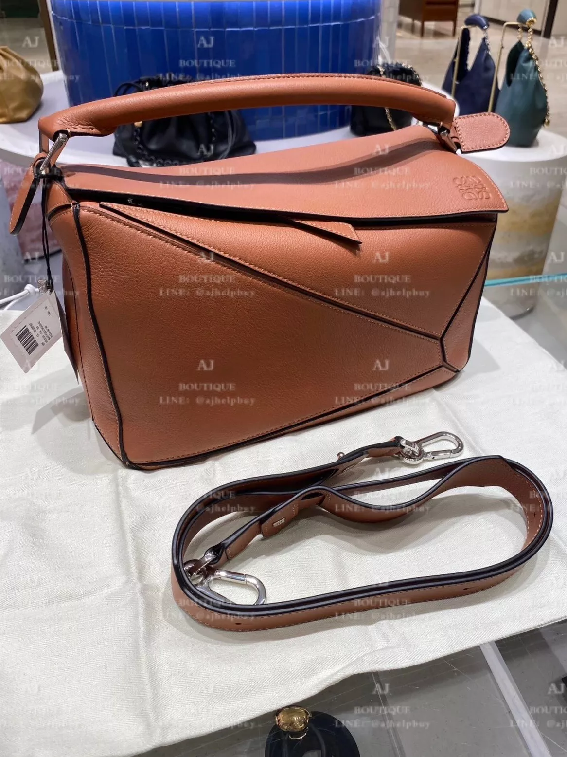 Loewe Puzzle 舊款 中款 Tan 代購主圖