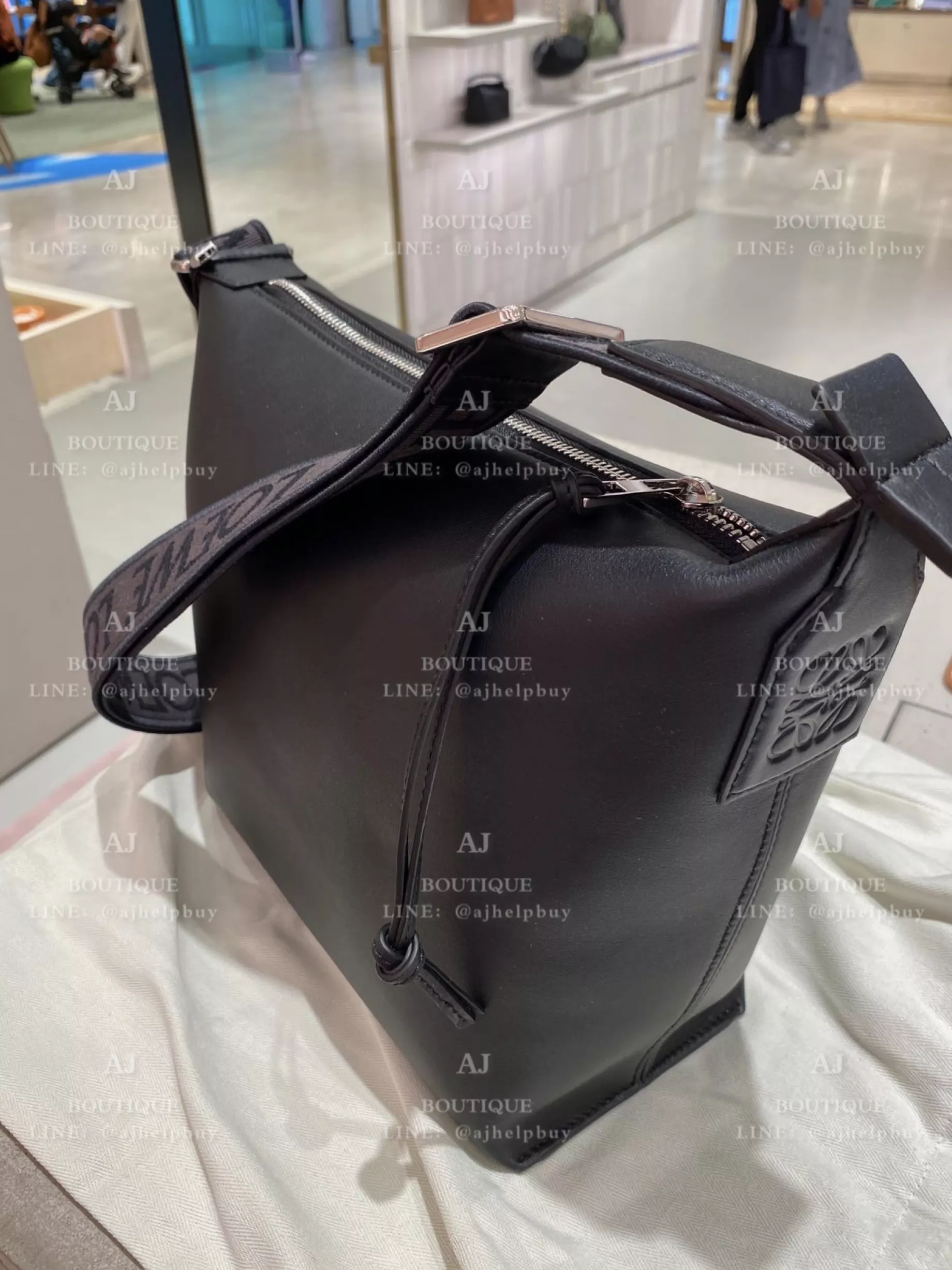 Loewe Cubi 斜背包 小款黑色 代購主圖