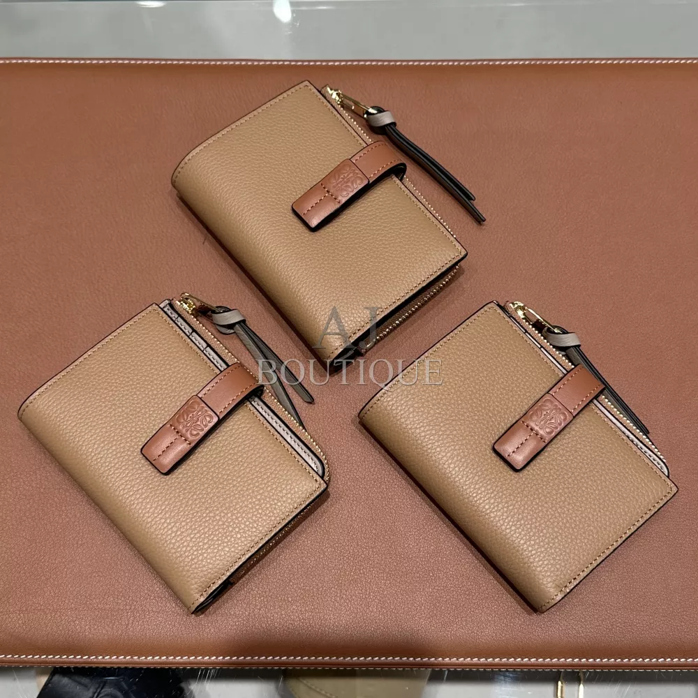 Loewe 薄款對開短夾 金鍊 太妃糖拼色 代購照片