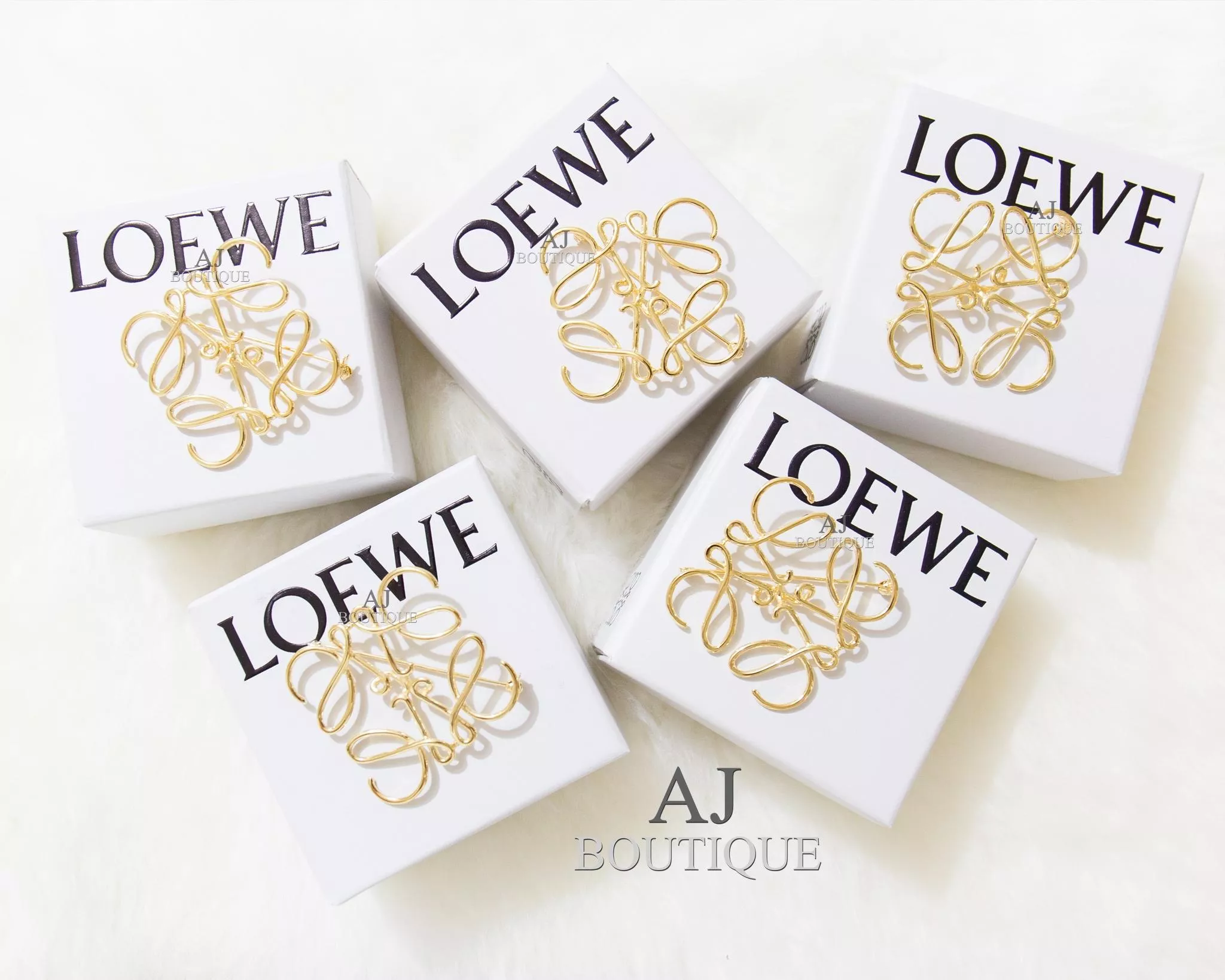 Loewe 金色胸針 代購照片