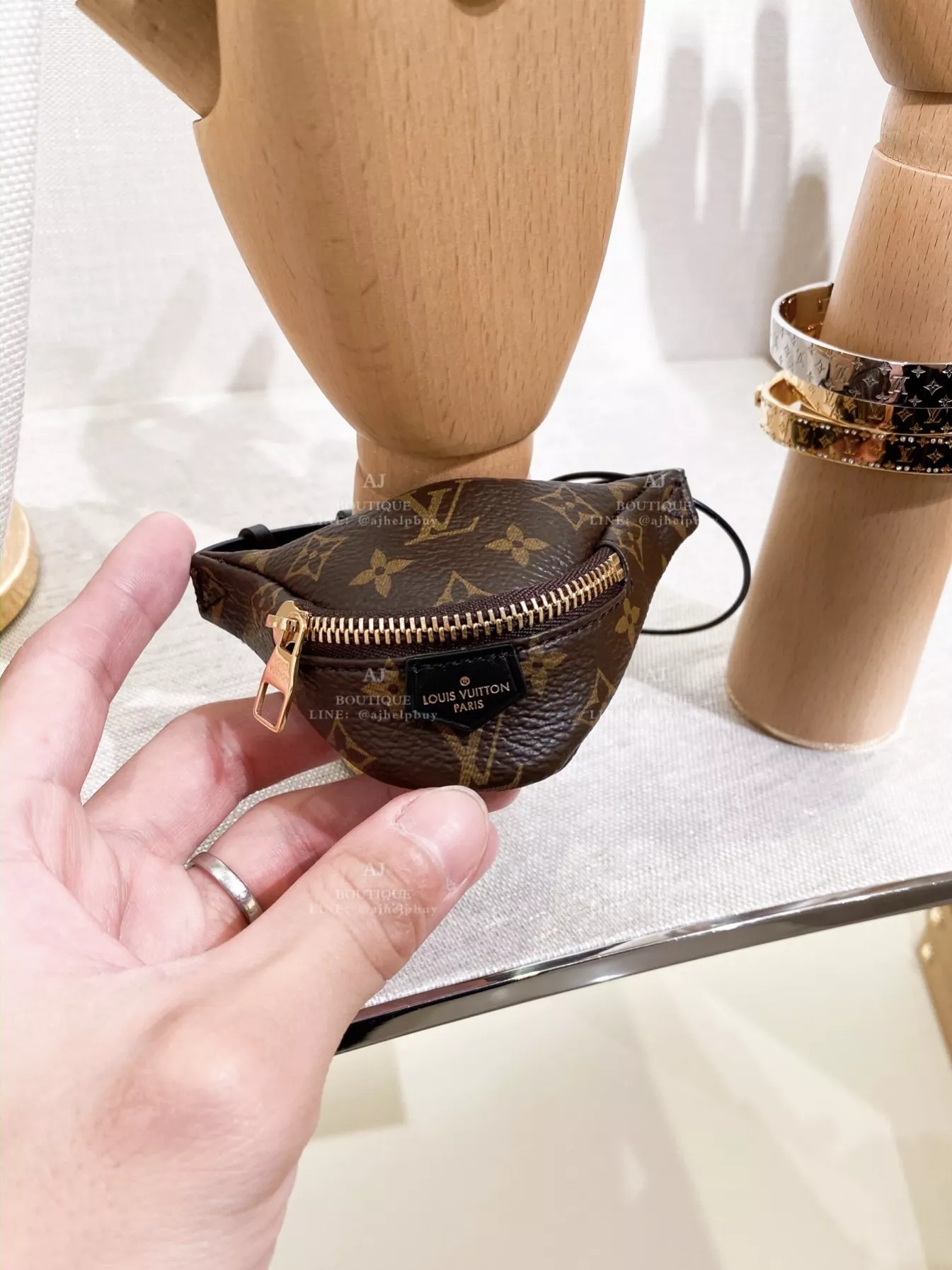 Lv Louis Vuitton 老花腰包 手腕包 代購照片