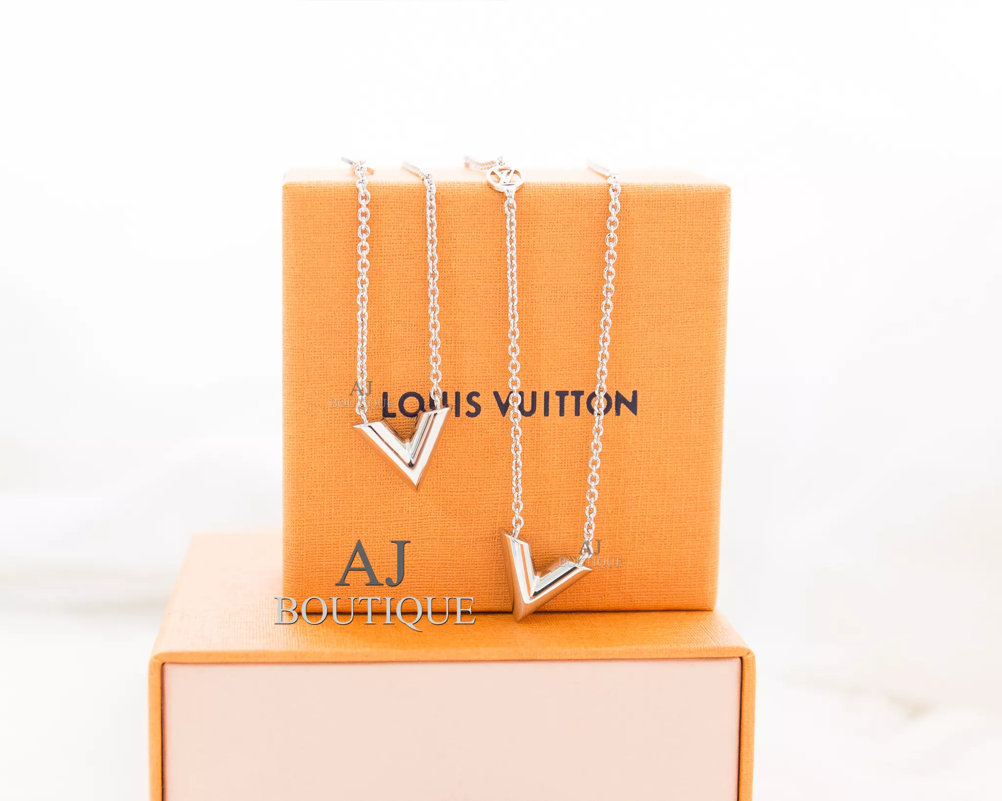 Lv Louis Vuitton Essential V項鍊 銀色 代購照片