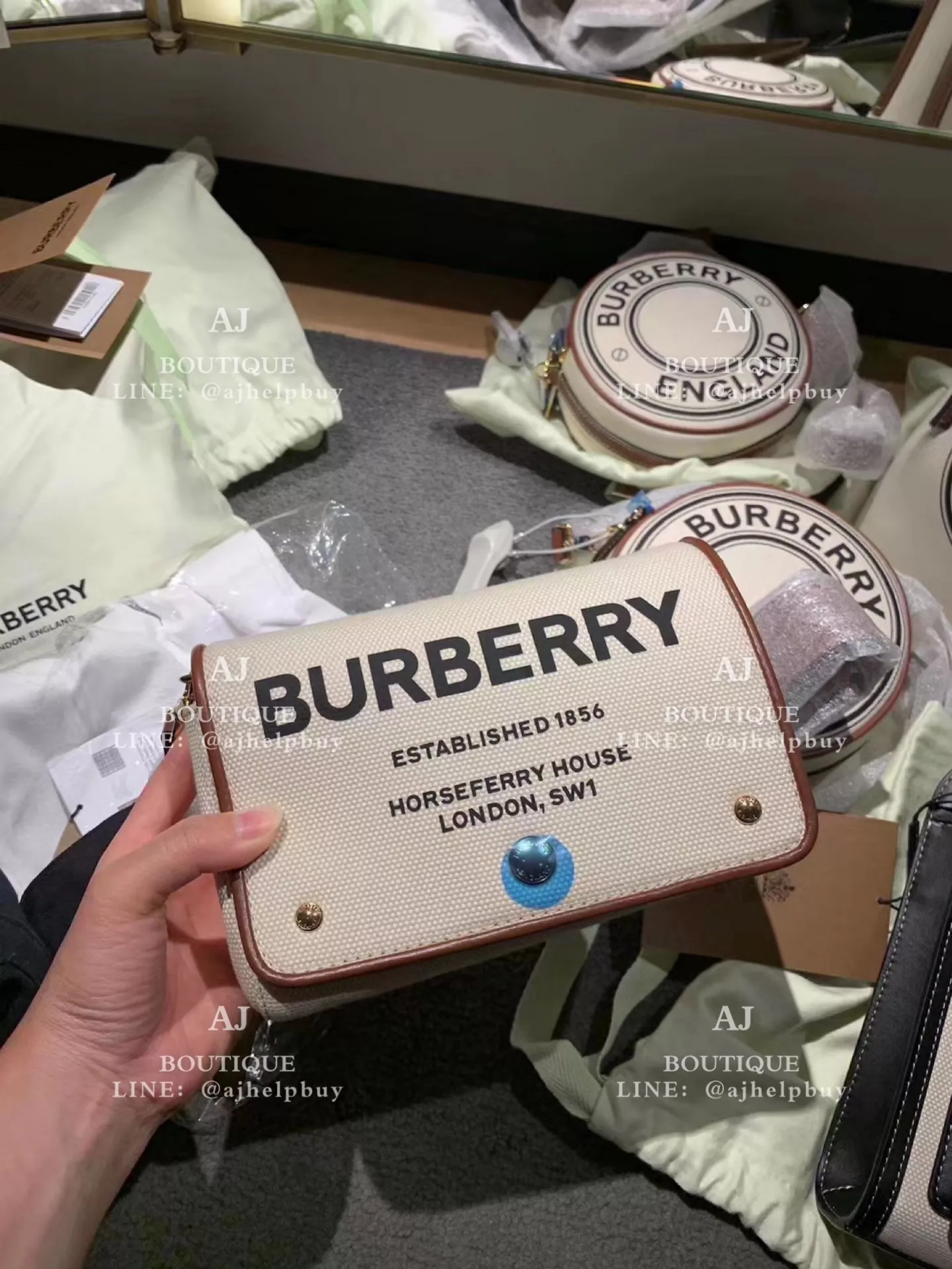 Burberry 白帆布拼接肩背包、louis圓餅包 代購照片