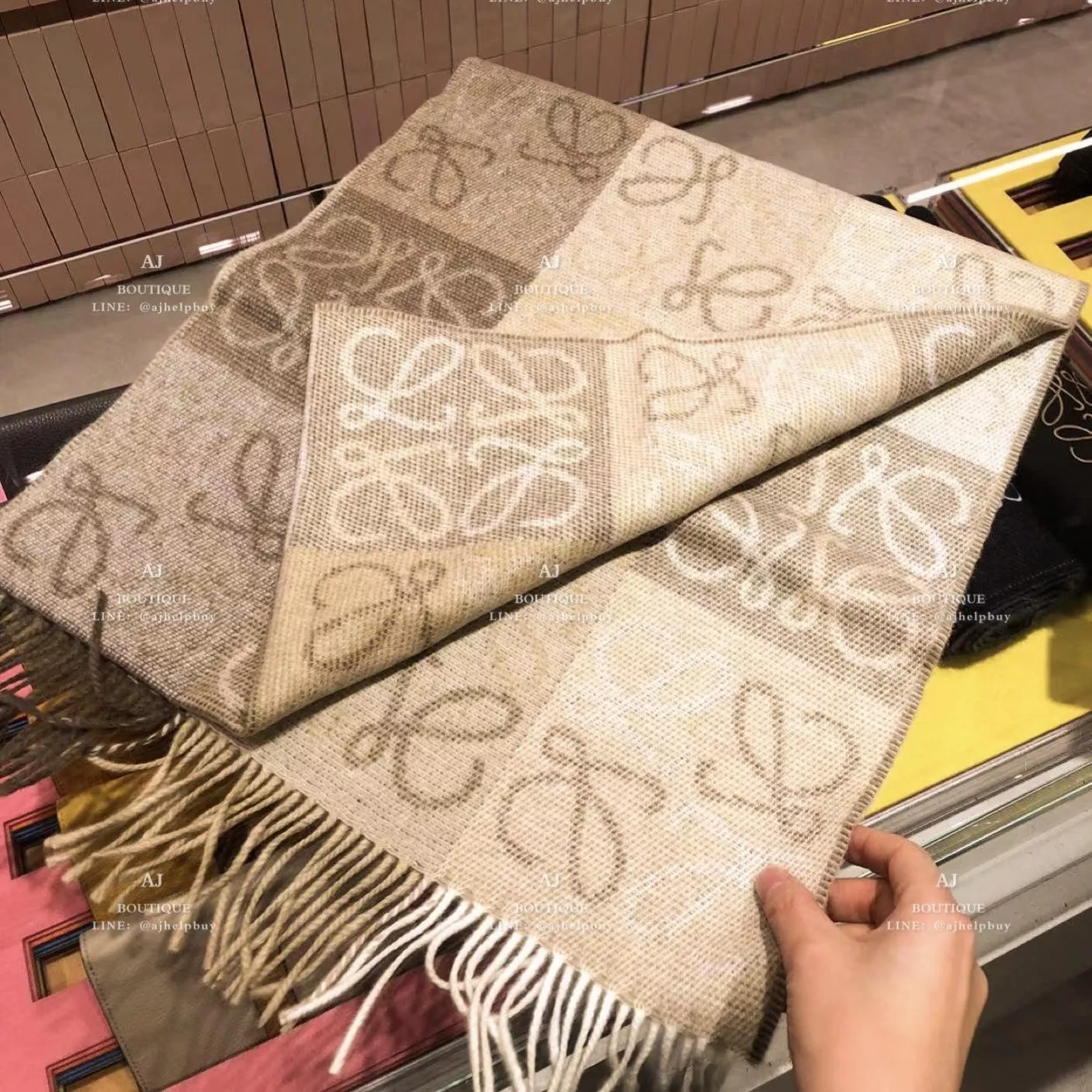 Loewe 經典雕花圍巾 代購照片