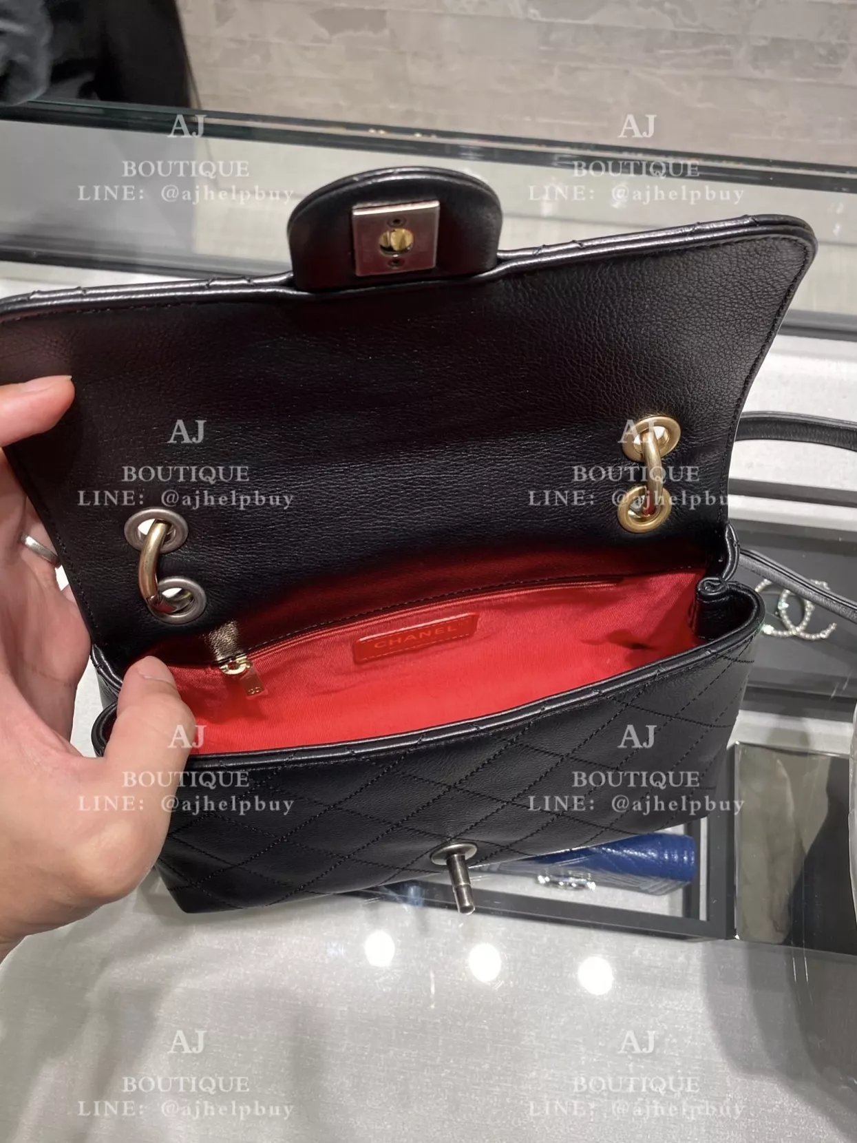 Chanel 黑色小牛皮肩背包 代購照片2