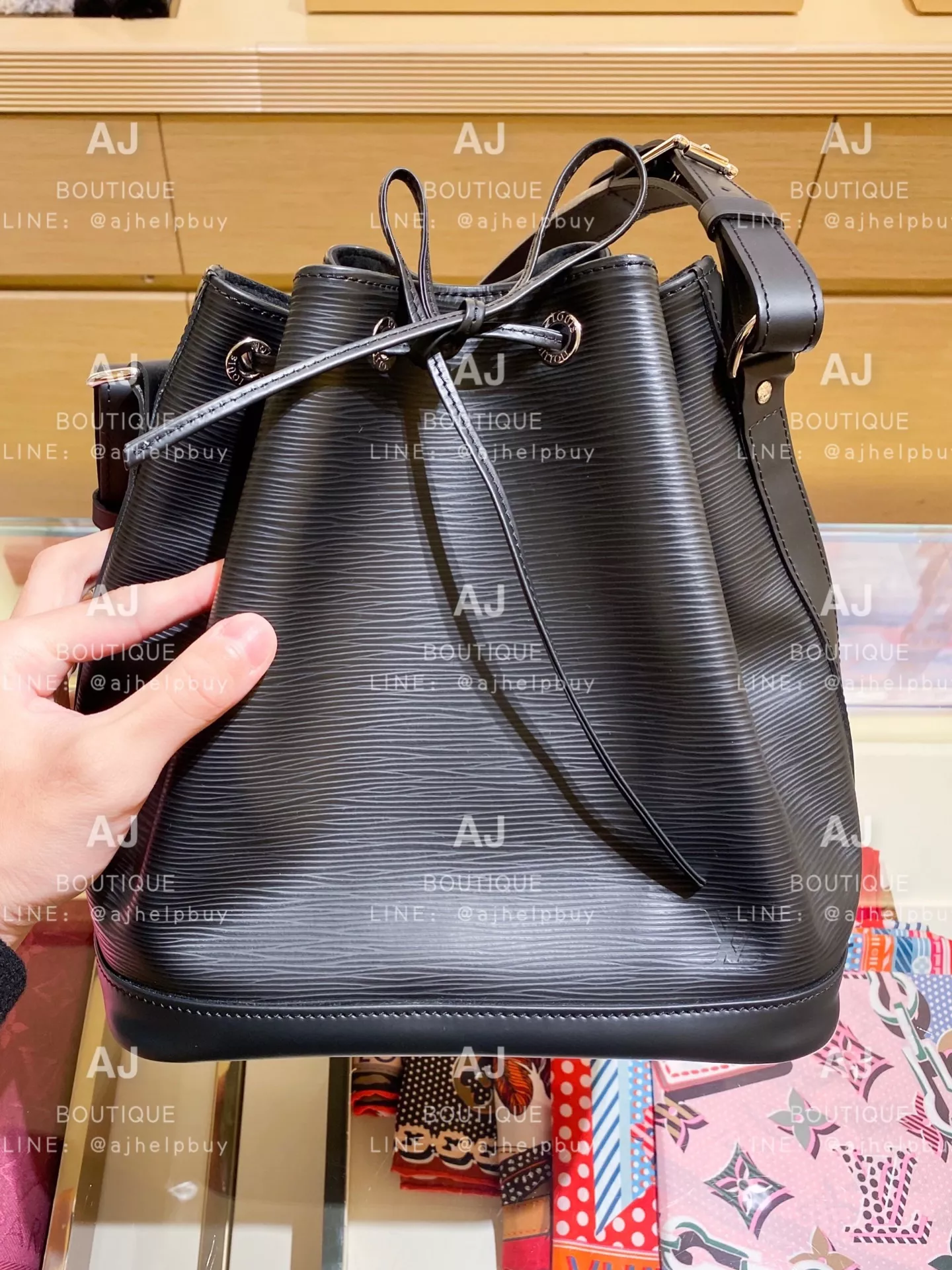 Lv Louis Vuitton M40752 黑色牛皮Epi水桶包 ☑️ 代購照片