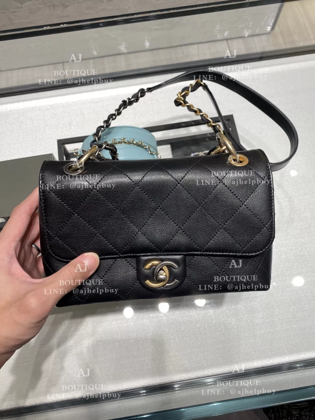 Chanel 黑色小牛皮肩背包 代購照片