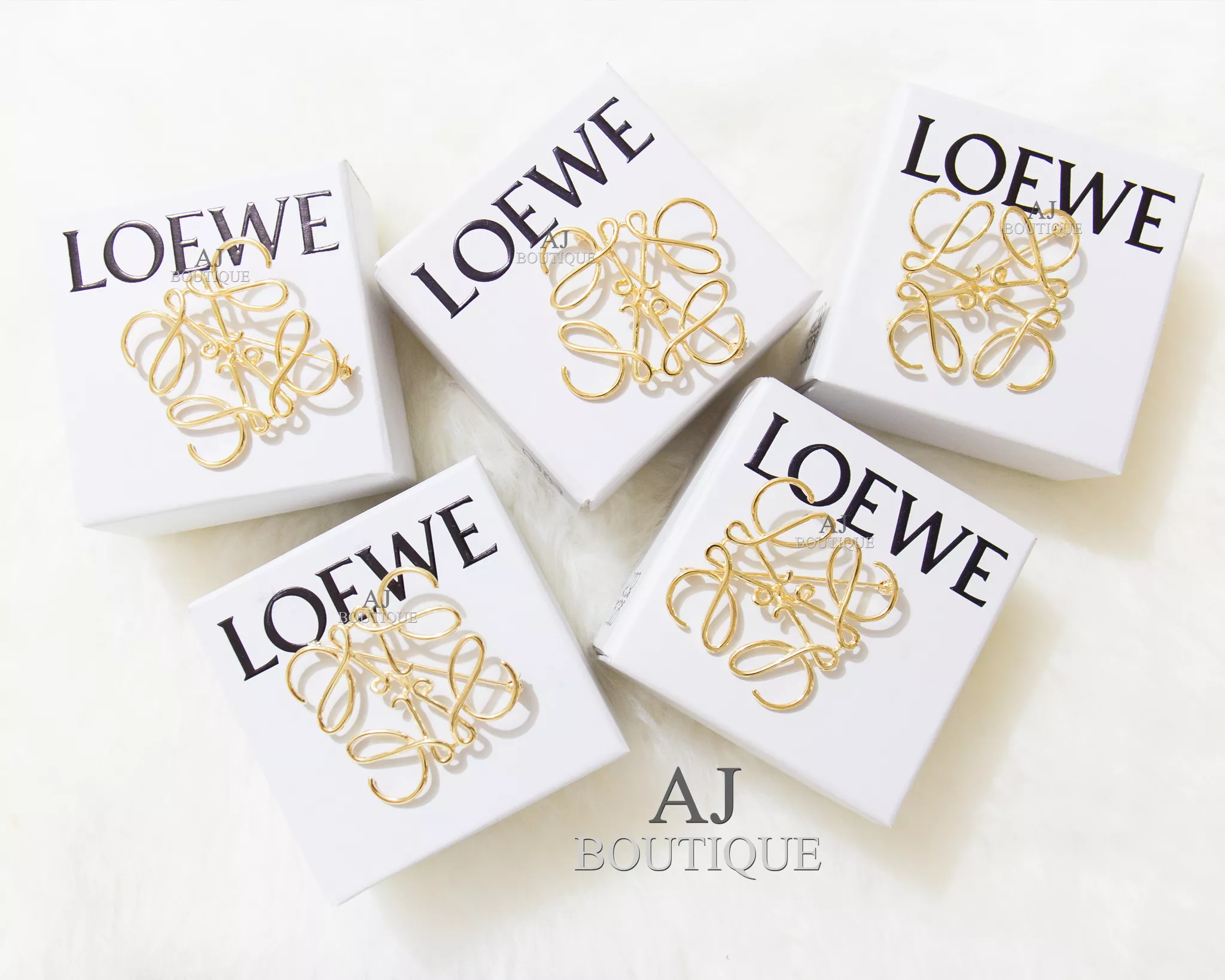 Loewe 金色胸針 代購照片