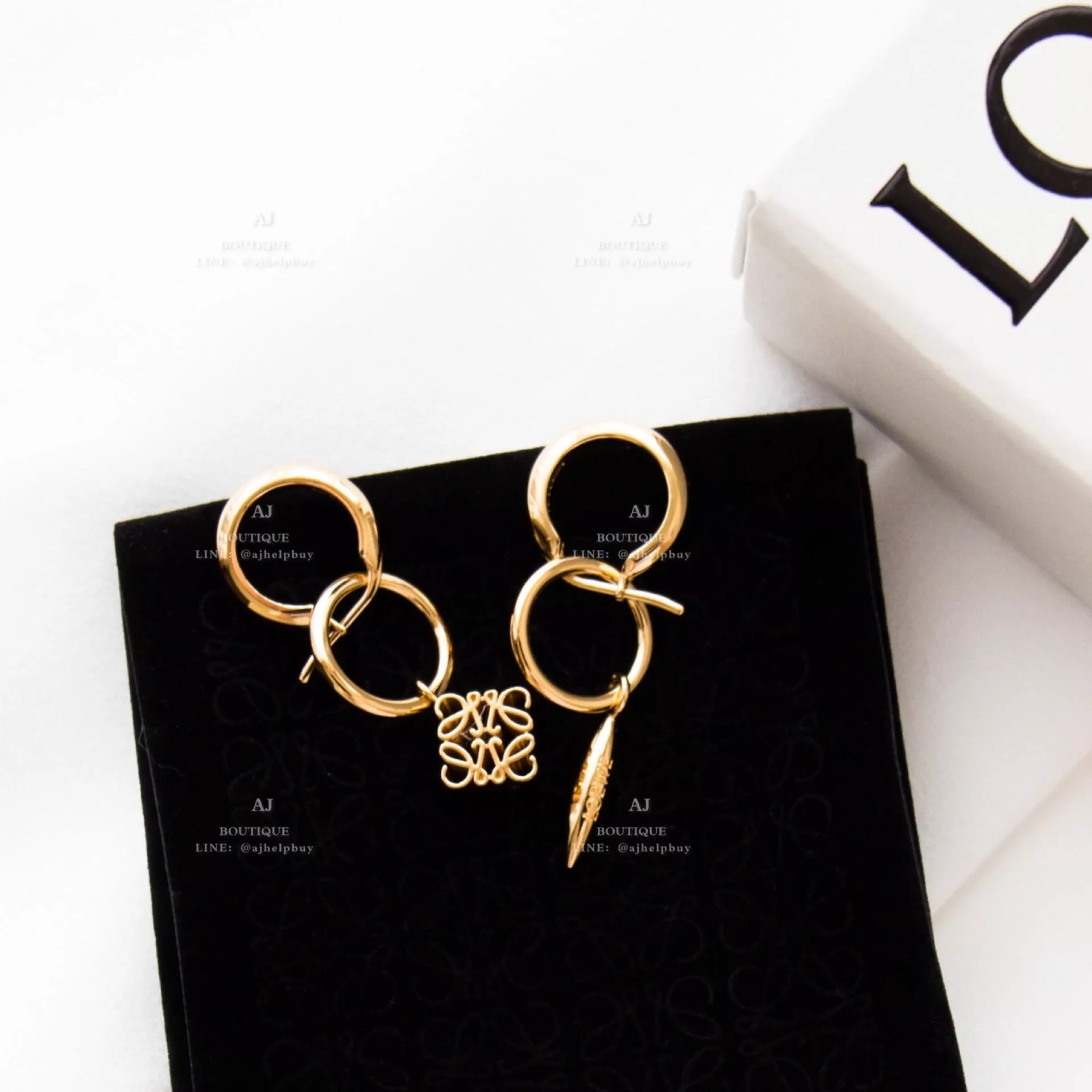 Loewe 經典雕花 針式耳環 代購照片