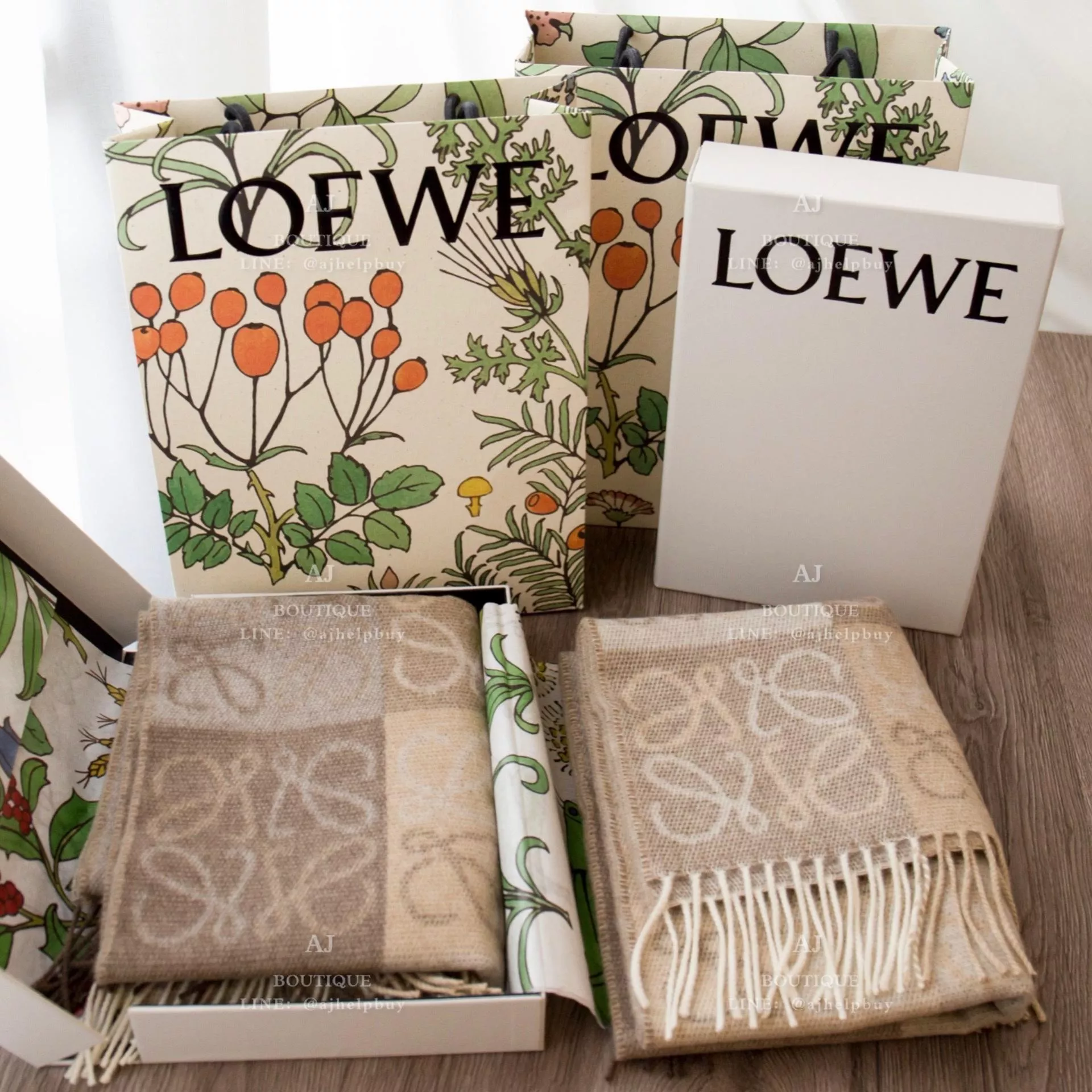 Loewe 經典雕花圍巾 代購照片