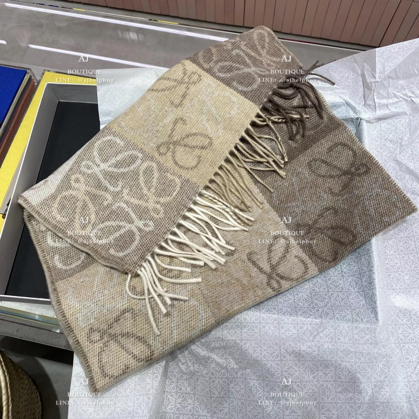 Loewe 經典雕花圍巾 代購照片