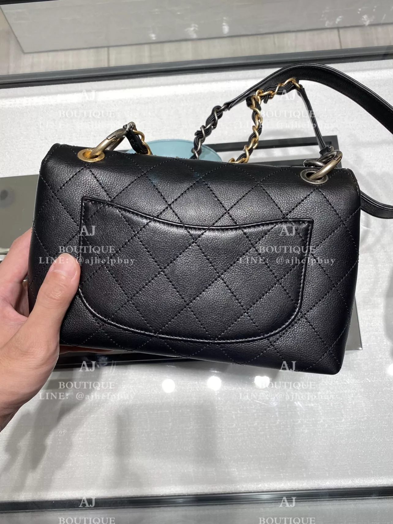 Chanel 黑色小牛皮肩背包 代購照片3