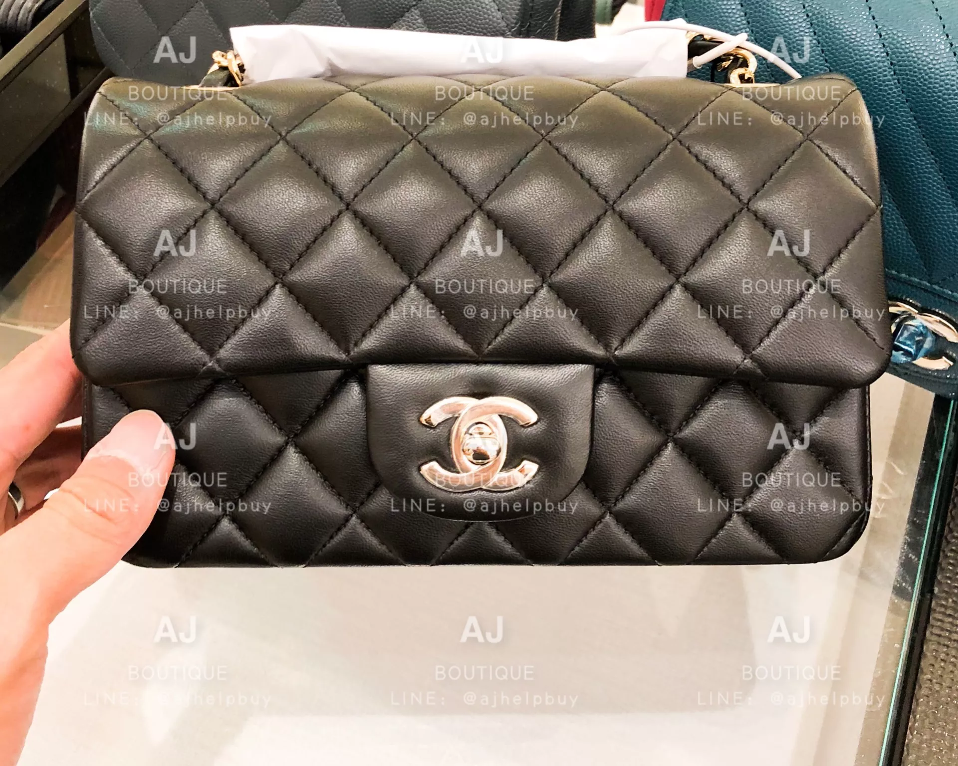 Chanel Coco 20 Lampskin Black Gold Mini 代購照片